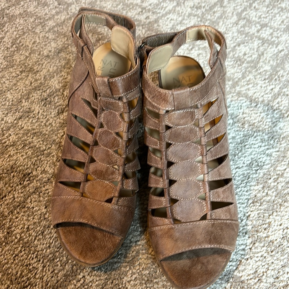 GW Naturalizer Strap Sandals Size 10- good condtion